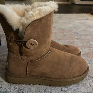 UGG Chestnut Bailey button